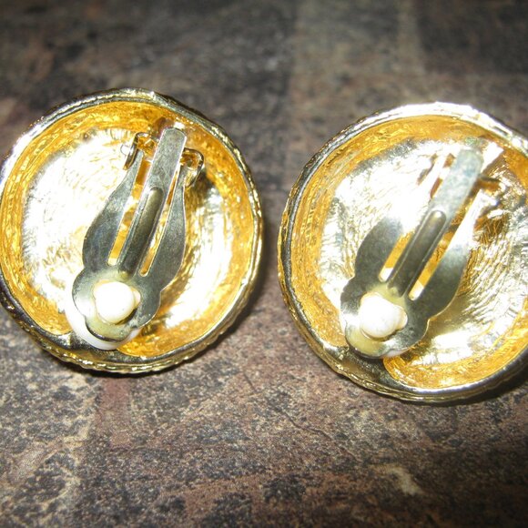 Designer Inspired Vintage Pearl Gold Clip-On Earrings. - Picture 3 of 4